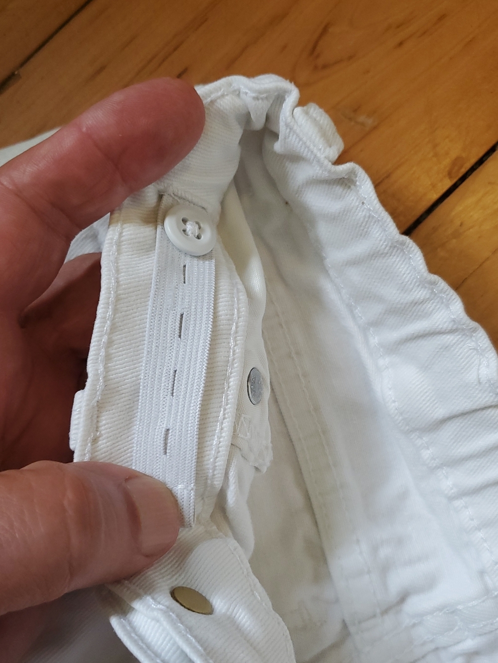 Levi's Size Adjustable White Rolled-Hem Denim Shorts - Picture 5 of 6